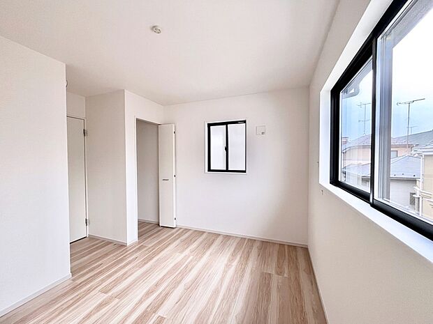 ~Bed Room~ 2面採光を確保した明るい室内は、風通しも良く、大変居心地の良い空間となっております。爽やかな風を感じて起きる朝は、快適生活の始まりに!日当たりや通風がとても良い住まい♪
