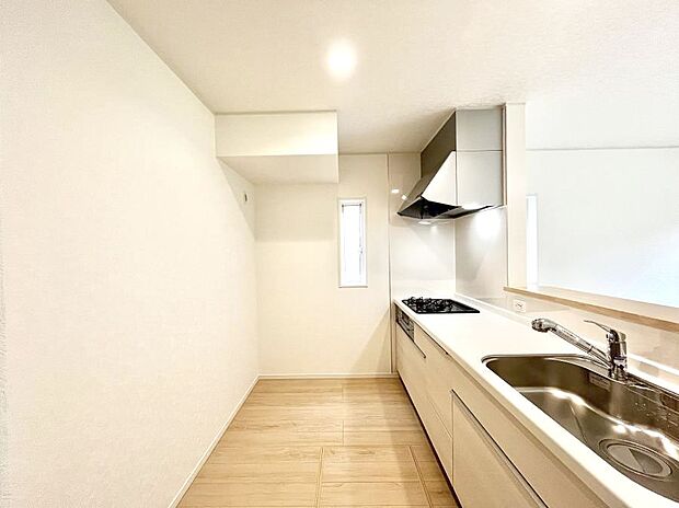 ◆2号棟◆~Kitchen~ 自然光が入る窓のあるキッチン☆毎日使う場所だからこそ、使い勝手を考慮しました。ゆったりとしたキッチンコーナーは質感豊かな仕上がりとなっております。
