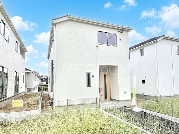 ~Exterior~ 堂々たる趣ながら、主張し過ぎずどこか余裕を感じさせるシャープなフォルムで佇む邸宅は、晴天の空と照らし合わせる事で、本来あるべき完成形の姿を見せてくれます。