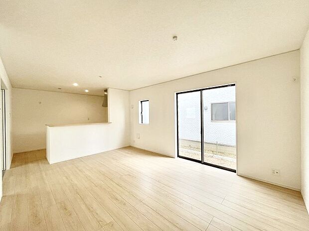 ~Living~ 豊かな陽光がこの場所を照らしだす。 光溢れるこの空間はみんなの笑顔が集う場所、時を忘れ、つきることのないたわいもない会話を楽しむ時間、たくさんの思いが綴られる場所。