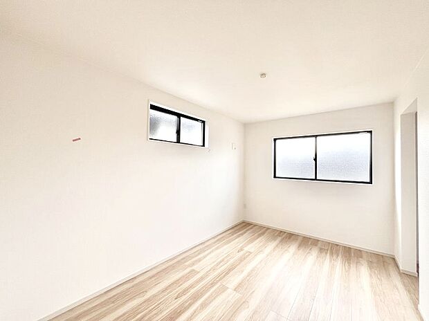 ◆1号棟◆~Bed Room~ 2面採光を確保した明るい室内は、風通しも良く、大変居心地の良い空間となっております。爽やかな風を感じて起きる朝は、快適生活の始まりに!日当たりや通風がとても良い住まい♪