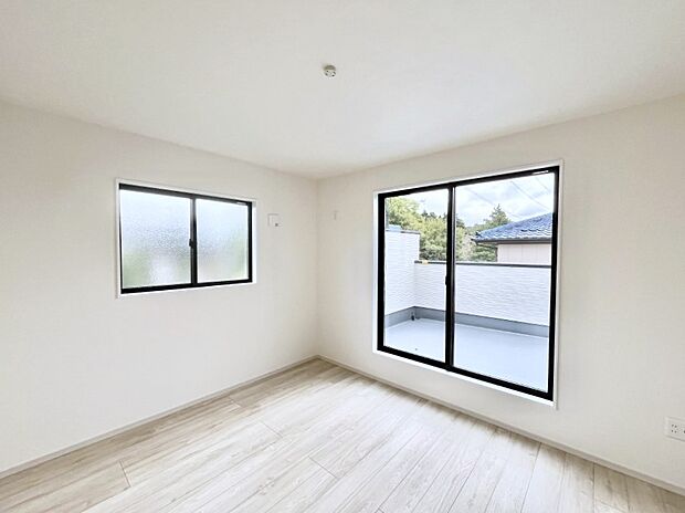 ~Bed Room~ 2面採光を確保した明るい室内は、風通しも良く、大変居心地の良い空間となっております。爽やかな風を感じて起きる朝は、快適生活の始まりに!日当たりや通風がとても良い住まい♪