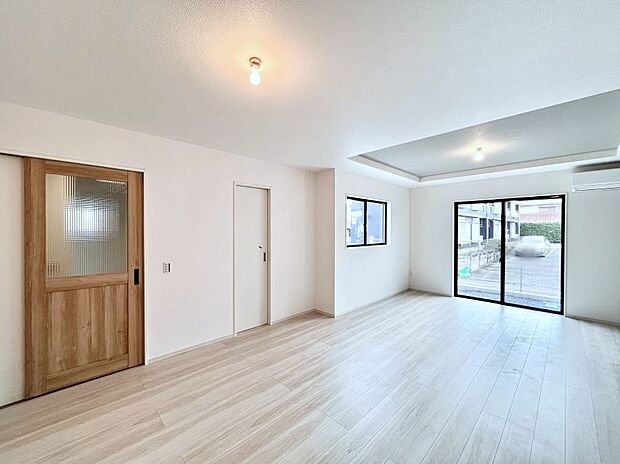 ◆１号棟◆～Living～  豊かな陽光がこの場所を照らしだす。  光溢れるこの空間はみんなの笑顔が集う場所、時を忘れ、つきることのないたわいもない会話を楽しむ時間、たくさんの思いが綴られる場所。