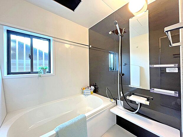 【浴室】窓付きのバスルームは、採光もあり明るく気持ちの良い空間です。窓があることで、換気環境も良好。掃除もスムーズに出来ます。ゆったり寛げるバスルームで、毎日のバスタイムが楽しみになりそうです。  