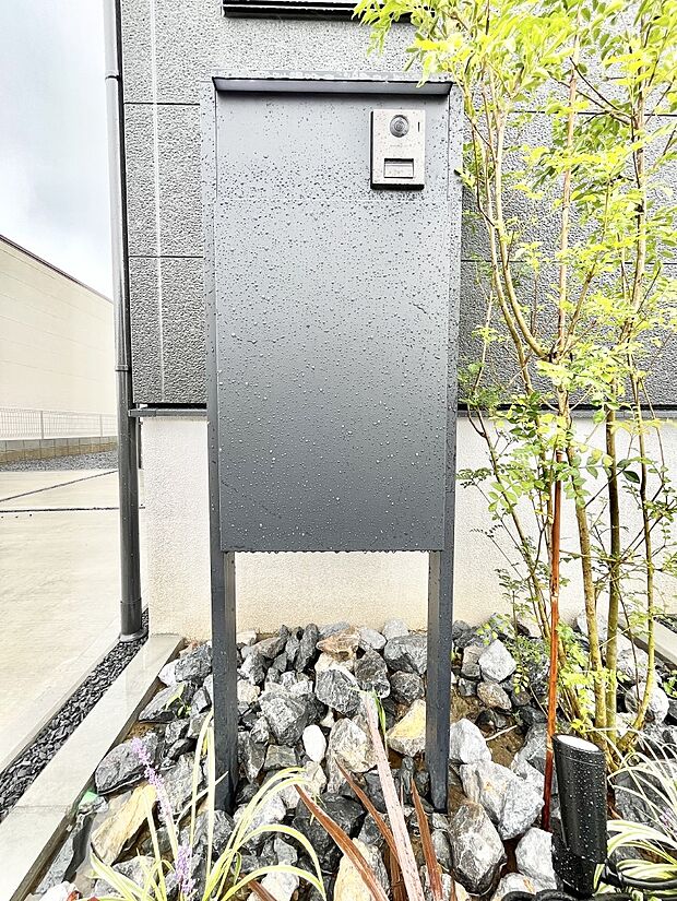 【その他現地】◆1号棟◆~Exterior~ 表札・インターホン・ポスト・宅配BOXをひとつに集約。エントランスになじむシンプルデザイン。