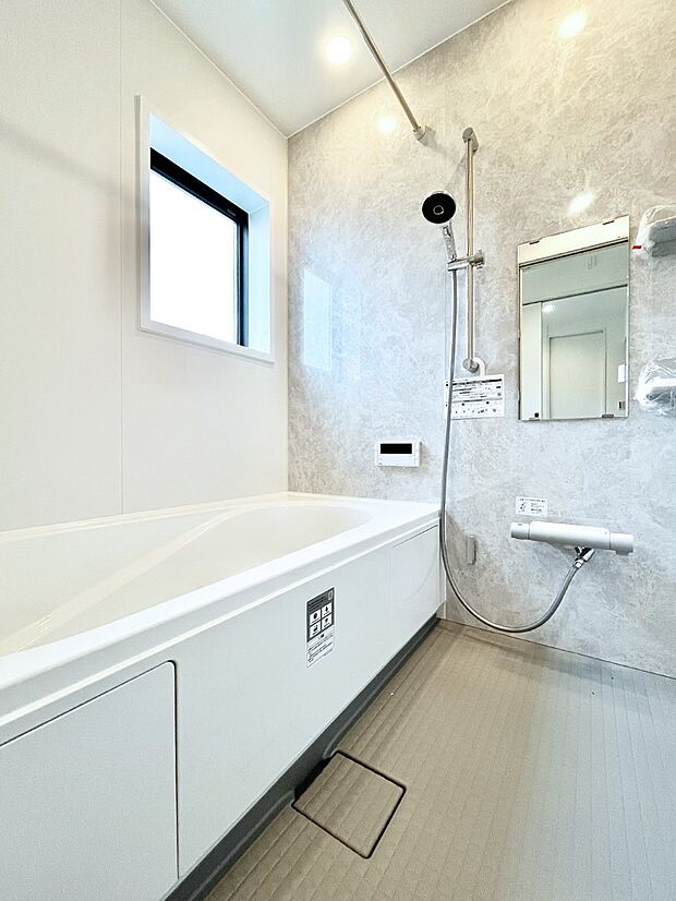 【浴室】◆1号棟◆~Bath Room~ ゆったり足を伸ばして寛げる広々バスルーム。1日の疲れを優しく癒やしてくれる快適な空間です。毎日のバスタイムが至福のリフレッシュ時間に変わります。