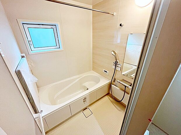 【浴室】～Bath Room～  窓付きのバスルーム。  陽射し差し込む明るい環境は、日中の入浴も気持ち良くお使い頂けそうです。  また、浴室乾燥機も完備しております。換気環境も良好です。