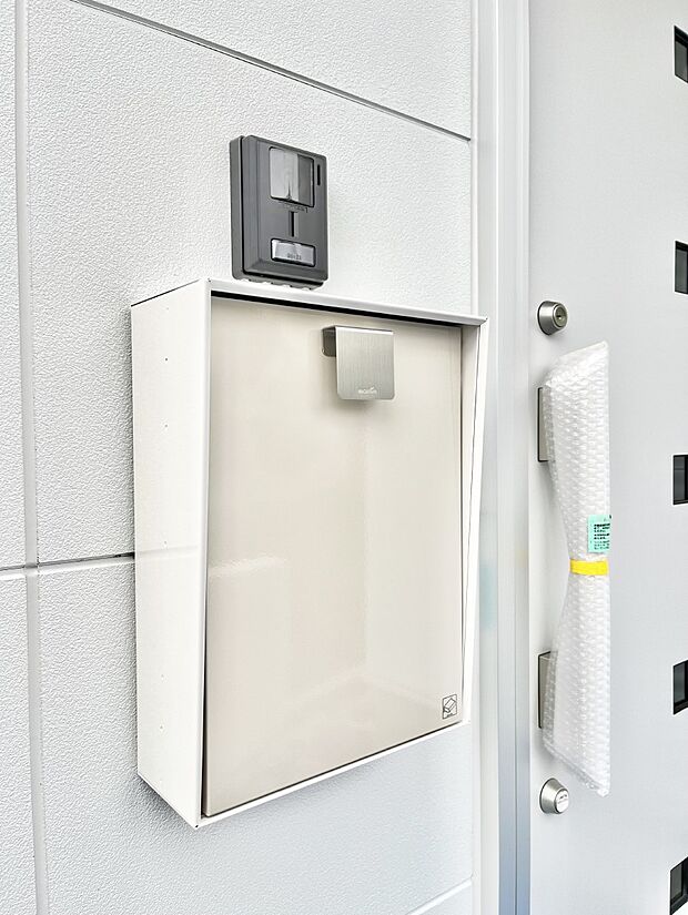【その他現地】◆B6号棟◆シンプルデザインのポスト。