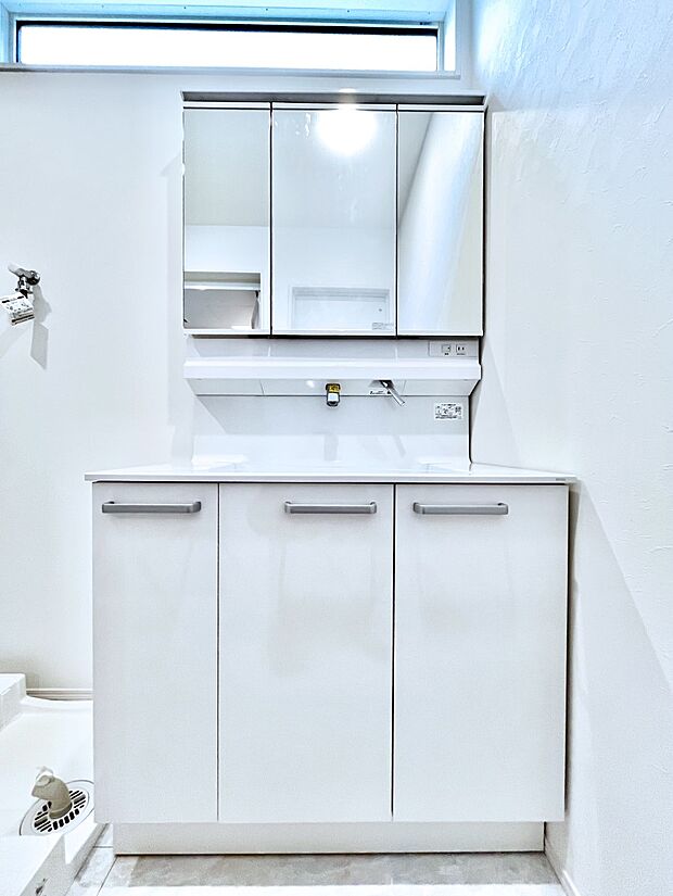 【洗面台・洗面所】◆B6号棟◆～Dressing Room～　清潔感溢れる色合いで統一されていると、スッキリと整った印象をうけます。鏡の裏にはたっぷりと収納スペースを標準装備！水廻りは、シンプルかつ機能性を重視して。