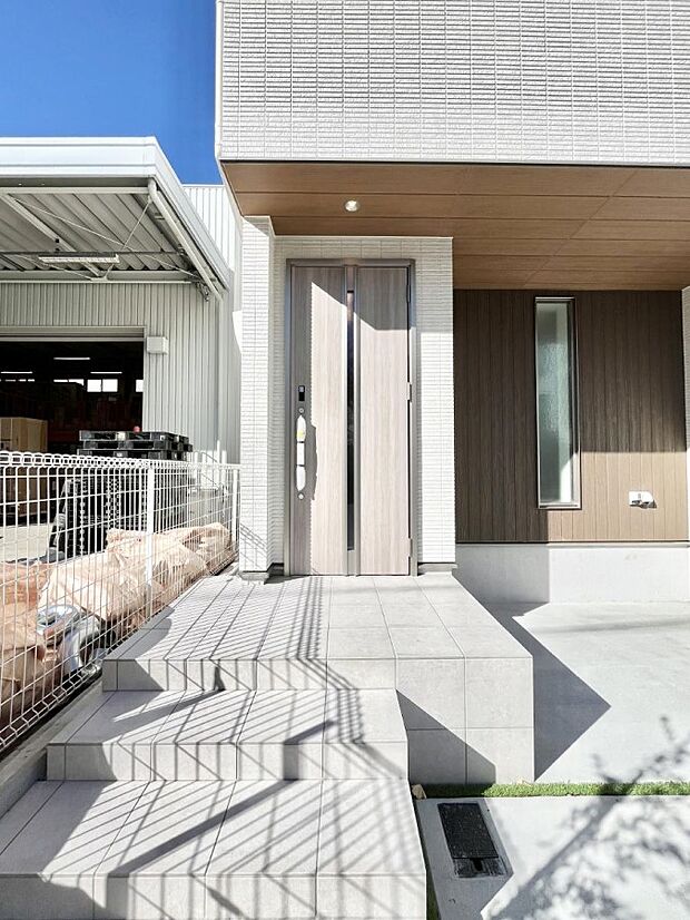 【玄関】大切な家族、来客を出迎える玄関。