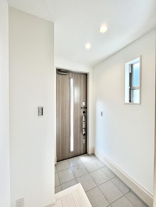 【玄関】◆４号地◆～Entrance～　家の中でお客様を迎える最初の場所である玄関は、家の印象そのものです！豊富な玄関収納で、常に綺麗に保つことが出来ます♪玄関にはたっぷり収納の下駄箱を完備！