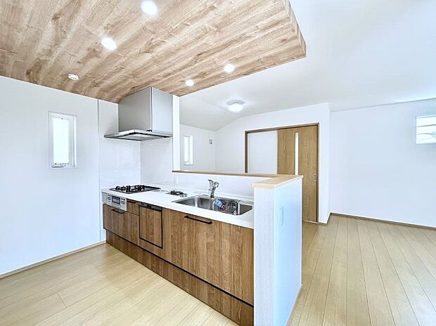 【ダイニングキッチン】～Kitchen～　会話が弾むリビング、料理が愉しくなるキッチン。家は、ただ生活する場ではなく、暮らしを愉しく、快適にする場所。笑顔の毎日、安らぎの日々のために、最新の設備・仕様を採用。