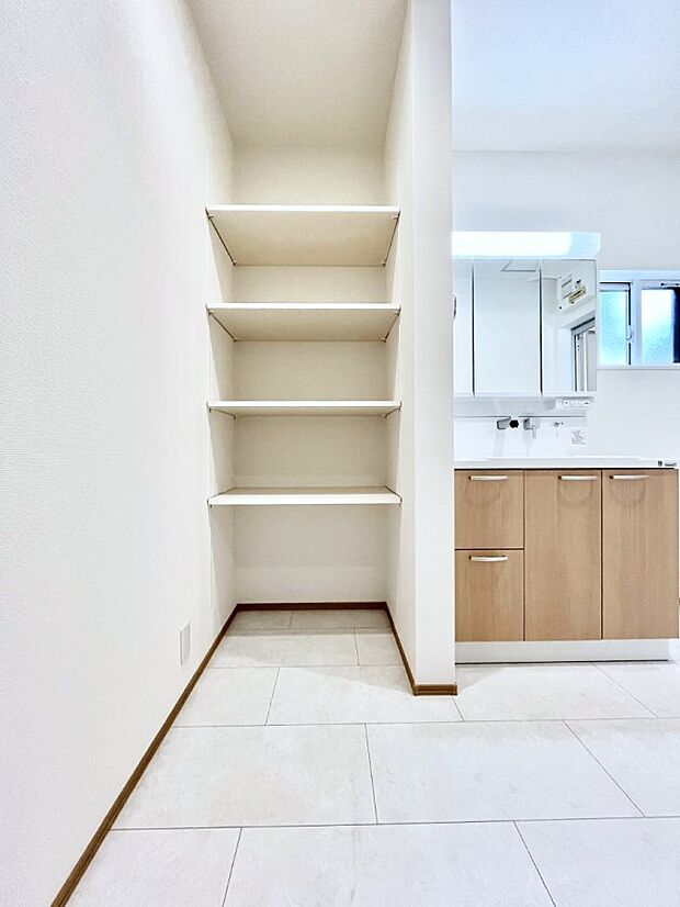 【その他設備(リネンスペース)】便利なリネン庫で、スッキリした使いやすい洗面室に  
