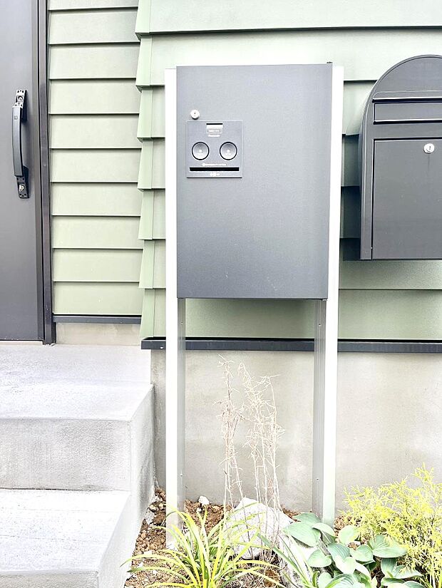 【その他現地】◆1号棟◆「宅配ボックス」 時間を気にせず宅配物をいつでも安全に受け取れます。