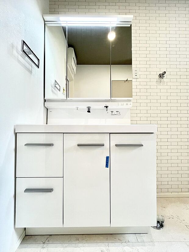 【洗面台・洗面所】◆1号棟◆~Dressing Room~ 十分な大きさの洗面台は収納もさる事ながら、身だしなみチェックや歯磨きなど、朝の慌ただしい時間でもホテルライクなスペースで余裕とゆとりを感じて頂けます。