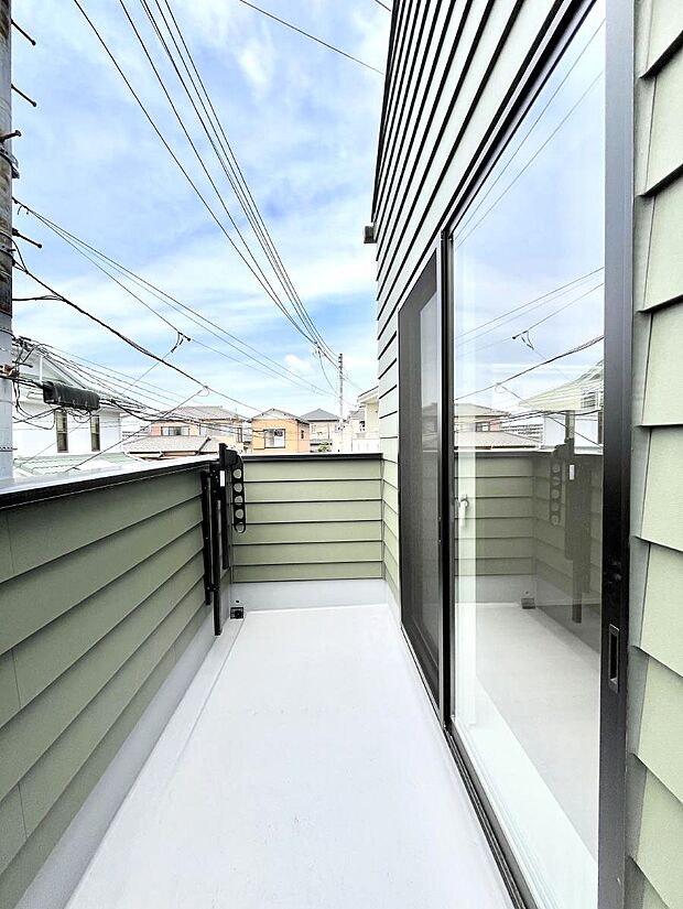 【バルコニー】ゆったりバルコニーだから沢山お洗濯ものを干せます。
