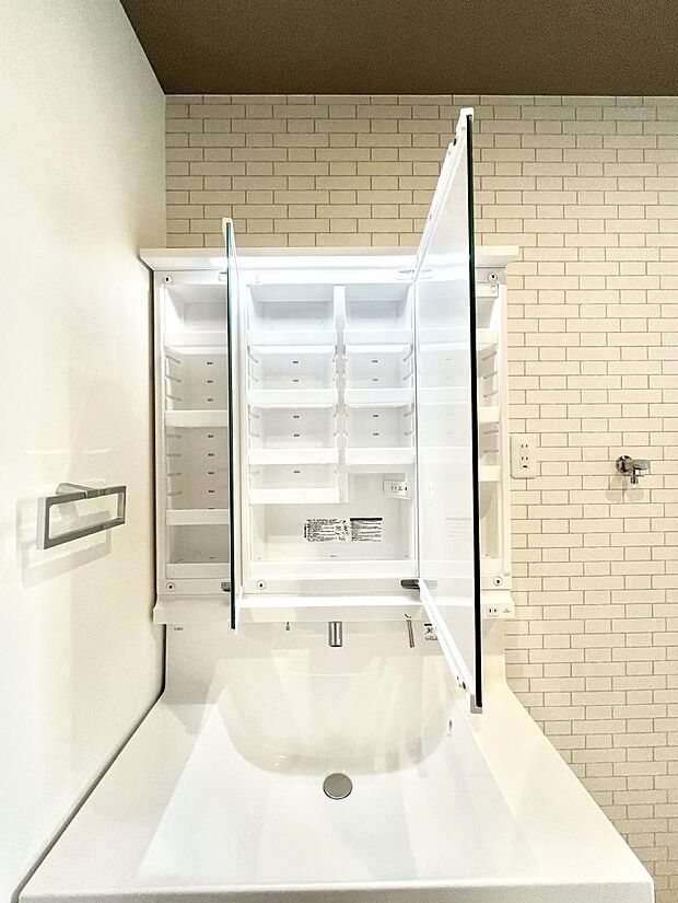 【三面鏡裏収納】◆1号棟◆三面鏡の裏に、化粧品や衛生用品などを収納可能。洗面台をすっきりと保ちます!