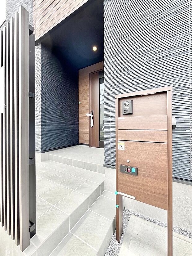 【その他現地】◆２号棟◆表札・インターホン・ポスト・宅配ＢＯＸをひとつに集約。エントランスになじむシンプルデザイン。