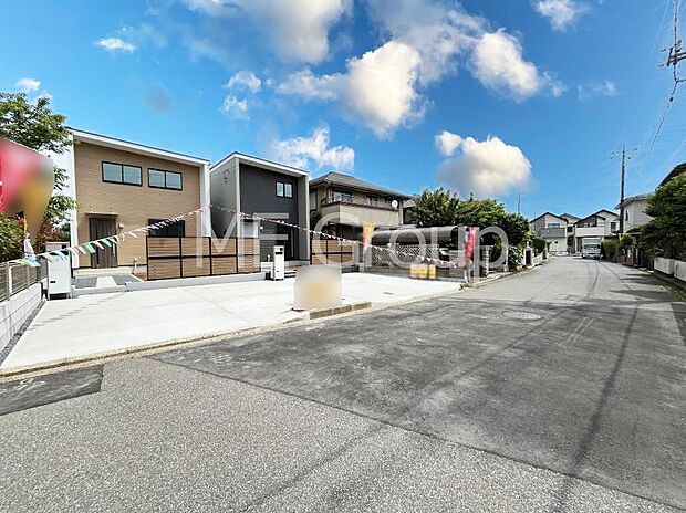 【前面道路含む現地写真】～Exterior～　前面道路：南 6m 公道　前面道路は閑静な住宅地をはしる車通りの少ない道路。駐車の出し入れもらくらくです！ご不明点・現地見学のご希望は、お気軽にお問い合わせください！