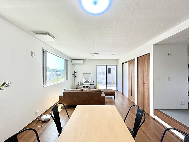 【ダイニング】～Living～　家族の食事や団らんのほか、子どもを遊ばせたり、友人を招いたりするLDKは住まいの中心。長時間過ごす場所だから、その空間は住まい全体の居心地を左右します。