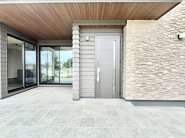 【玄関】～Entrance～　玄関は、お客さんをお迎えする場であり、家族が出入りする場でもあるので「おうちの顔」とも呼ばれる重要な場所！すっきりと明るく、いつでもお客様をお出迎えできるような設計をしました！