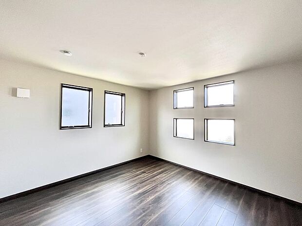 【寝室】～Bed Room～　2面採光を確保した明るい室内は、風通しも良く、大変居心地の良い空間となっております。爽やかな風を感じて起きる朝は、快適生活の始まりに！日当たりや通風がとても良い住まい♪