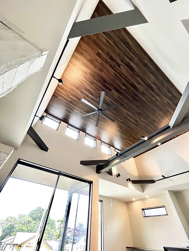 【その他設備(吹抜け)】リビングの大きな吹抜けです。高窓から豊かな陽光が降り注ぎます。 