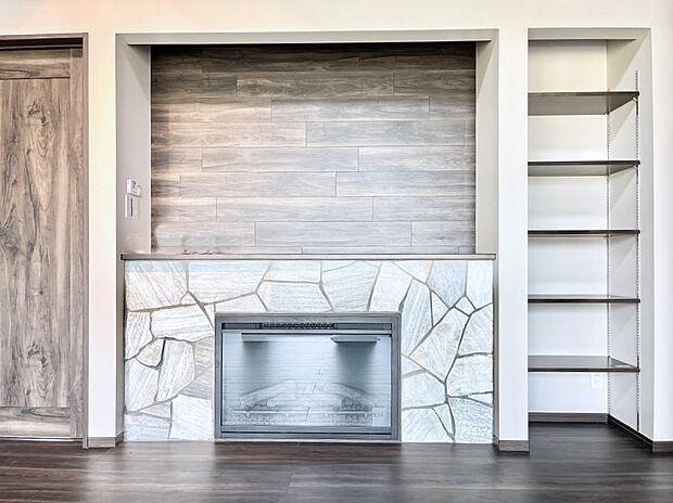 【その他設備(ビルトイン電子暖炉)】心を癒す、揺らめく炎。ビルトイン電子暖炉を設置。