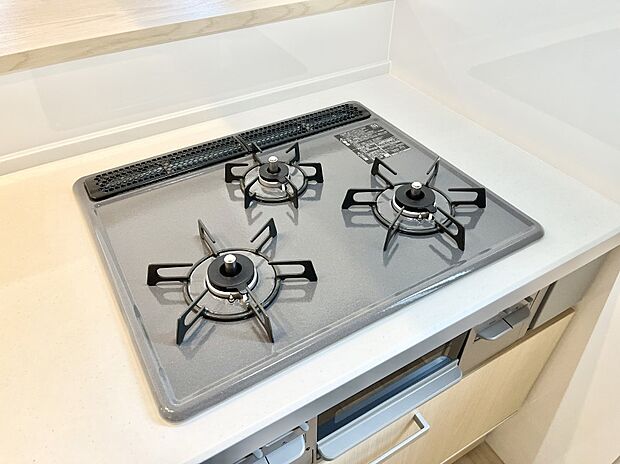 【その他設備(三ツ口コンロ)】楽しみが広がる３口のシステムキッチンでお料理も効率良く出来ます。