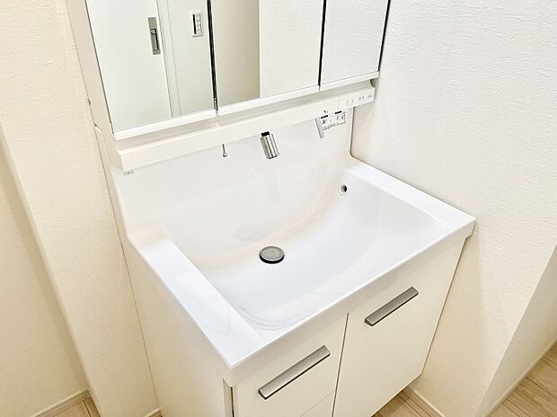 【その他設備(シャワー水栓)】ハンドシャワー付き！使いやすい洗面台。