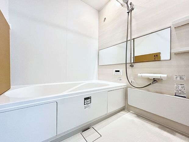 【浴室】～Bath Room～　足を伸ばして入浴することが可能！一日の疲れを癒す貴重なバスタイムです。お子様とご一緒でも十分な広さなので、リビングとは違った家族団欒のひと時をお楽しみいただけます。