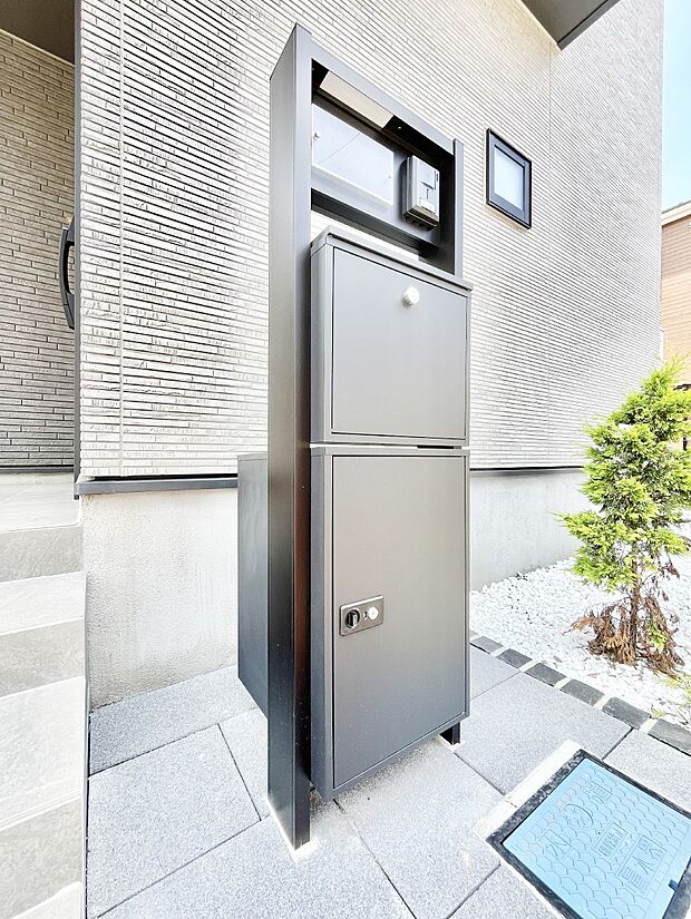 【その他現地】表札・インターホン・ポスト・宅配ＢＯＸをひとつに集約。エントランスになじむシンプルデザイン。