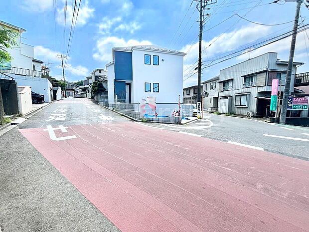 【前面道路含む現地写真】~Exterior~ 前面道路:角地のため陽当り良好◎ 駐車の出し入れもらくらくです! ご不明点・現地見学のご希望は、お気軽にお問い合わせください!一戸建てだからこそ実現可能な車庫2台◎