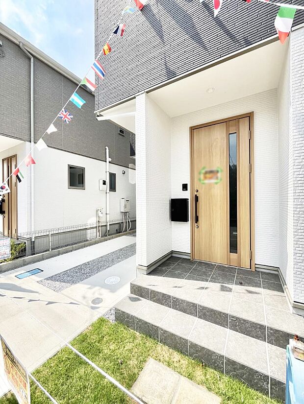 【玄関】大切な家族、来客を出迎える玄関。