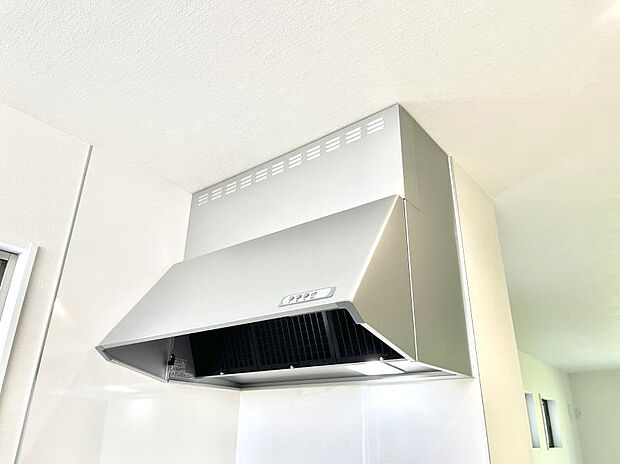 【その他設備(レンジフード)】◆1号棟◆基本的なお手入れはフィルターのみ！お手入れのしやすさも魅力です。