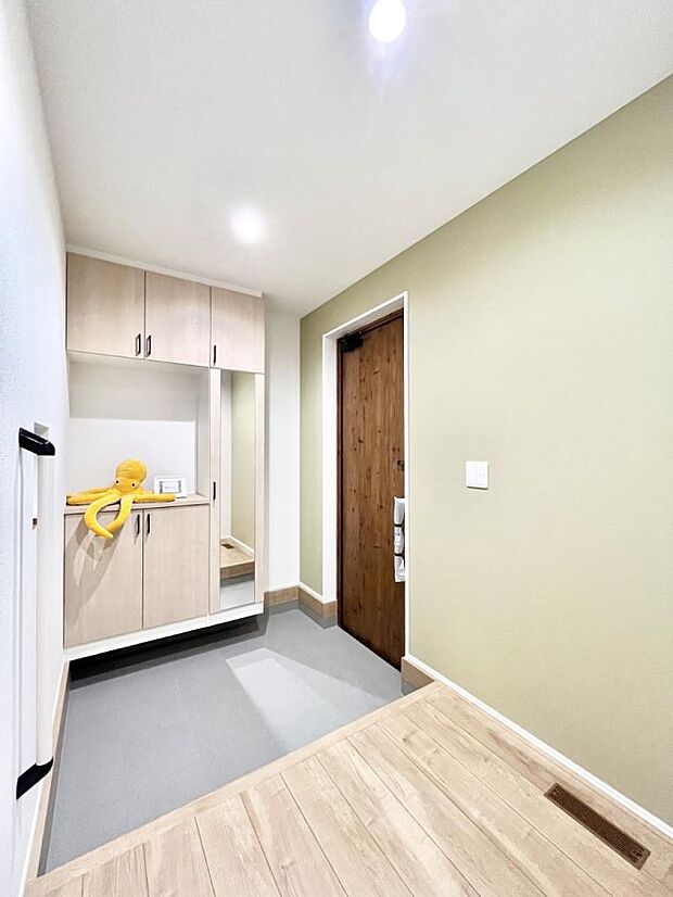 【玄関】◆2号棟◆~Entrance~ 玄関は家の顔といわれますが我が家のセンスをさりげなく感じさせる魅力ある玄関造りも楽しみの一つ。帰宅する度に家族がほっとできる心地よい空間造りも大切ですね♪