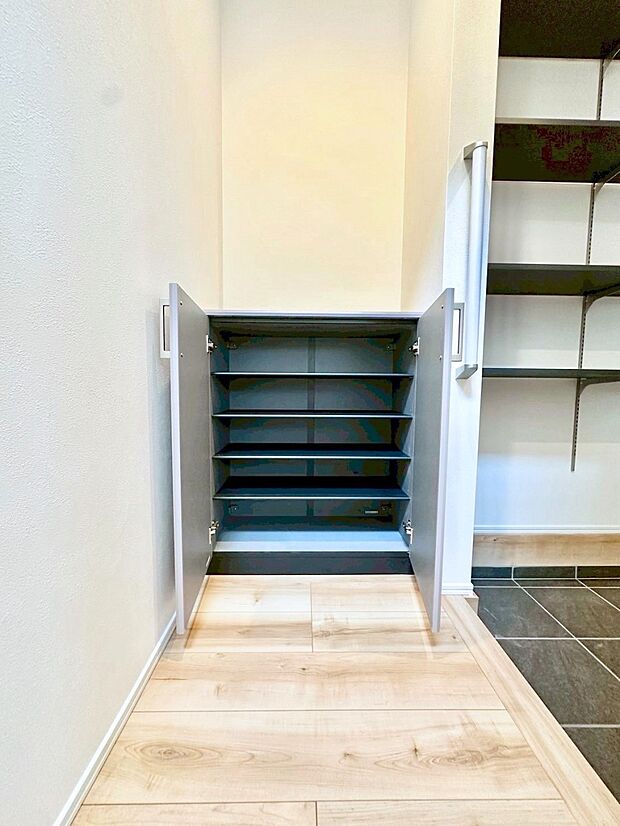 【その他設備(玄関収納)】◆２号棟◆可動棚付きの玄関収納があれば散らかりがちな玄関もすっきり。