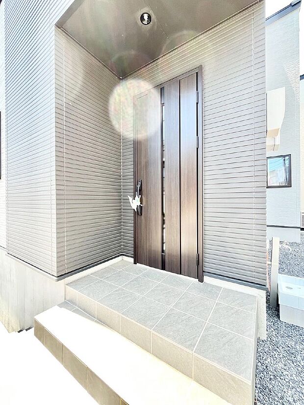 【玄関】住まいの顔を演出する、玄関ドア。 