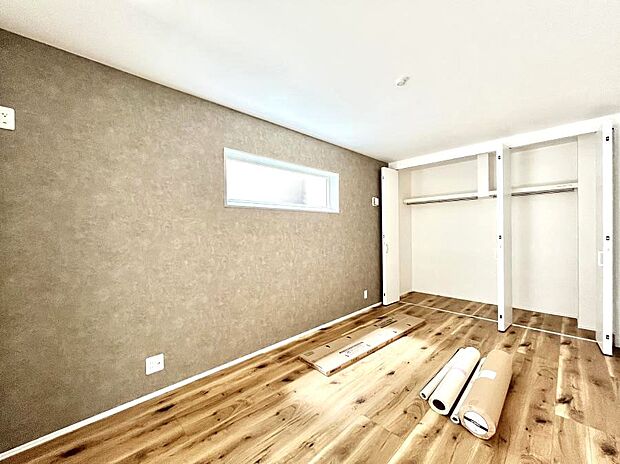 【寝室】～Bed Room～  全居室には収納クローゼットを完備！普段使いのお洋服や小物はもちろん、季節物のお洋服などもしっかりと整理整頓おしまい頂けます。  居室空間を広く使用できますね。