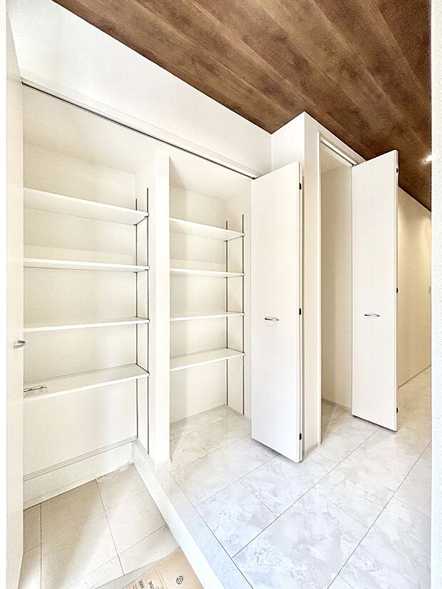 【その他設備(玄関ホール収納)】玄関ホール収納です。掃除道具やお出かけ用グッズの収納に便利です。