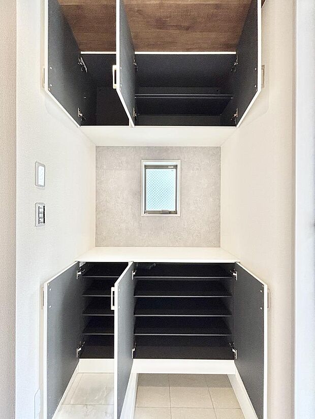 【その他設備(シューズボックス)】たっぷり収納できるシューズボックスで家族全員の靴も、玄関すっきり。  