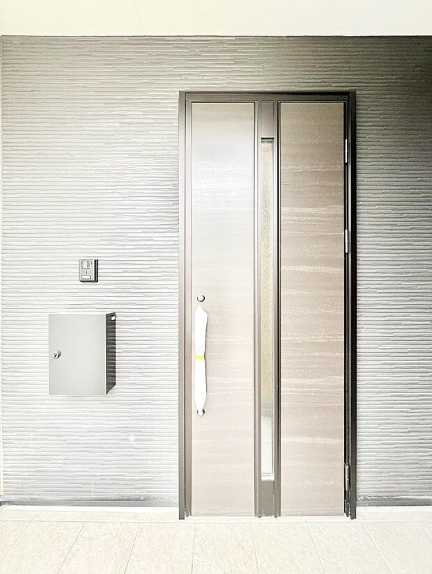 【玄関】玄関前は雨が降っても濡れにくい屋根付き  