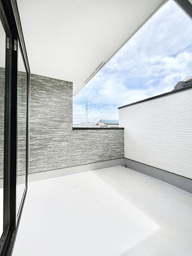 【バルコニー】◆１号棟◆～Balcony～　南側に設置された奥行きのあるバルコニー。心地よい陽射しや暖かな風を楽しむことが出来ます。晴れた日にはたっぷりの洗濯物や布団を干せます！使いやすく開放的なバルコニーです♪