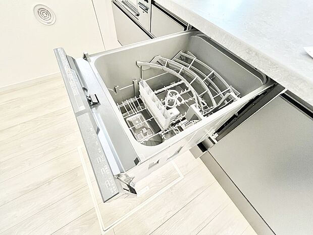 【その他設備(食洗機)】◆１号棟◆面倒なお片づけは食洗機にお任せ！家事の負担が減って、時間にも気持ちにもゆとりができます。