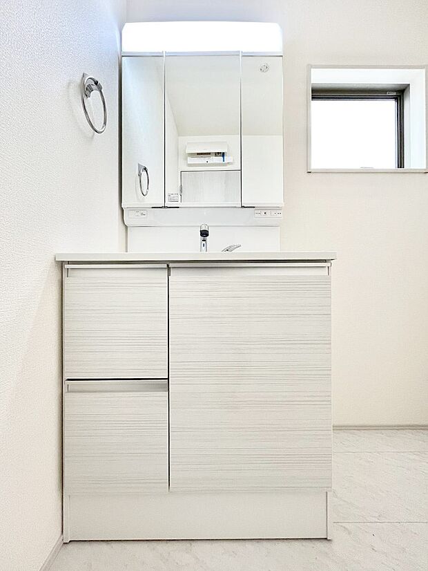 【洗面台・洗面所】◆2号棟◆~Dressing Room~ 十分な大きさの洗面台は収納もさる事ながら、身だしなみチェックや歯磨きなど、朝の慌ただしい時間でもホテルライクなスペースで余裕とゆとりを感じて頂けます。