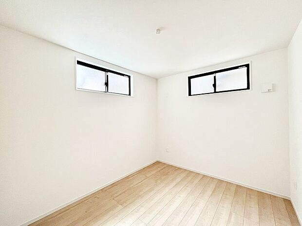 【寝室】窓からのやさしい光が心地よいプライベートルーム      