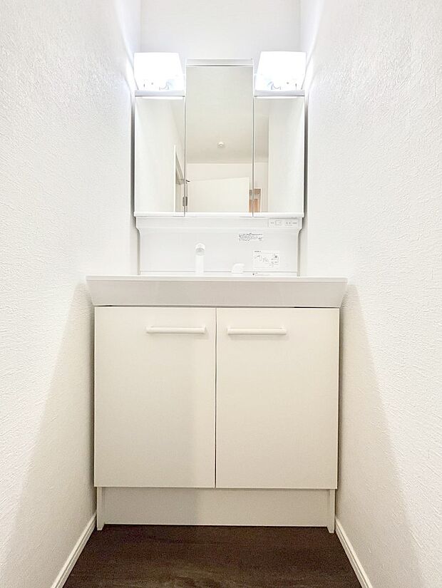 【洗面台・洗面所】◆５号棟◆～Dressing Room～  清潔感溢れる色合いで統一されていると、スッキリと整った印象をうけます。鏡の裏にはたっぷりと収納スペースを標準装備！水廻りは、シンプルかつ機能性を重視して。