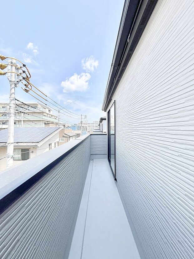 【バルコニー】◆５号棟◆～Balcony～  バルコニーは温かい陽がさしこみ、お布団や洗濯物を気持ちよく干すことができます。  使いやすく開放的なバルコニーです♪陽ざしがたっぷり降り注ぐ、バルコニー付き住まい。  