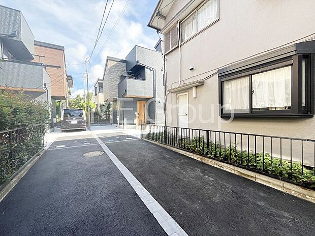 【前面道路含む現地写真】～Exterior～　前面道路は閑静な住宅地をはしる車通りの少ない道路。駐車の出し入れもらくらくです！ご不明点・現地見学のご希望は、お気軽にお問い合わせください！