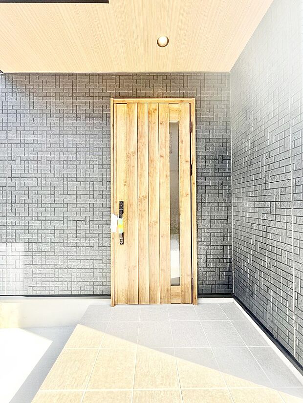 【玄関】～Entrance～  玄関は、お客さんをお迎えする場であり、家族が出入りする場でもあるので「おうちの顔」とも呼ばれる重要な場所！すっきりと明るく、いつでもお客様をお出迎えできるような設計をしました！